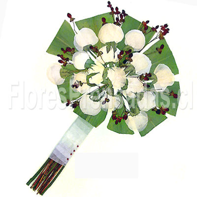 Ramo prensado de rosas blancas con hojas de palmera como follaje